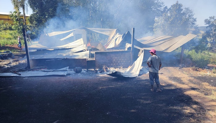 Guaraniaçu – Residência é destruída por incêndio na comunidade de Nova Brasília 